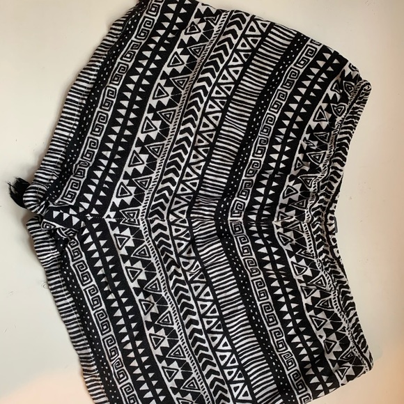 black and white aztec patterned shorts - Picture 2 of 2